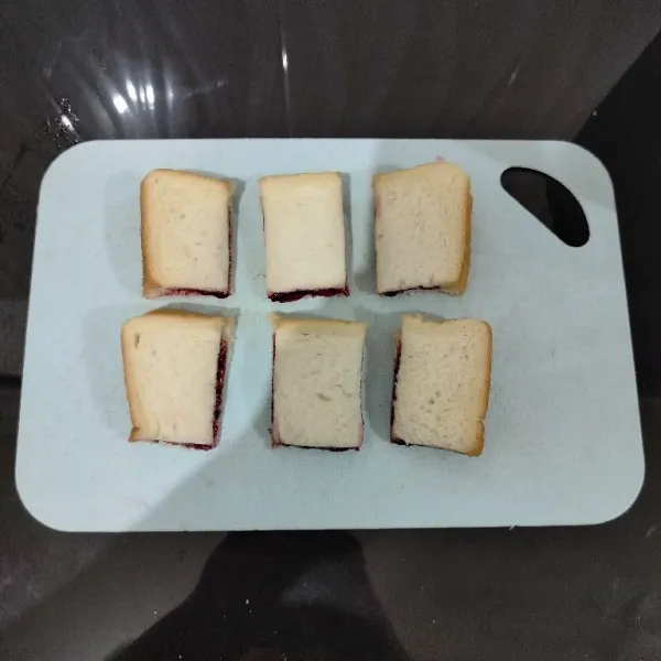 Lalu potong-potong roti tawar sesuai selera.