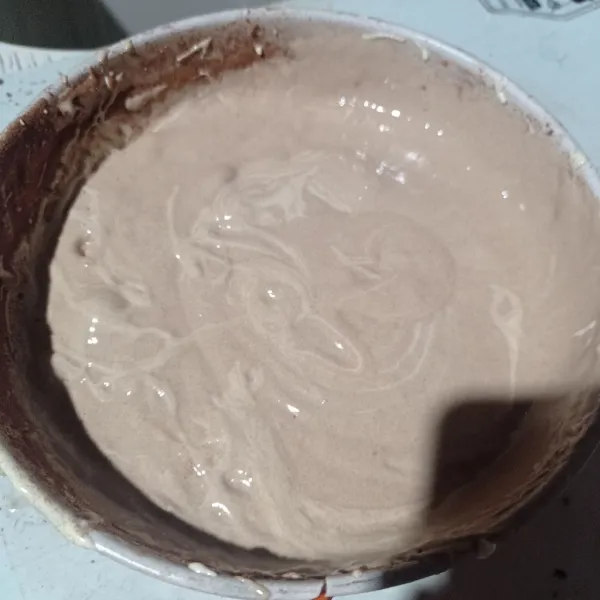 Bagi adonan menjadi 2, yang satu beri pasta dark coklat, aduk rata.