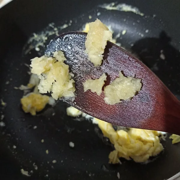 Goreng telur orak-arik lalu masukkan bawang putih, tumis sampai harum.
