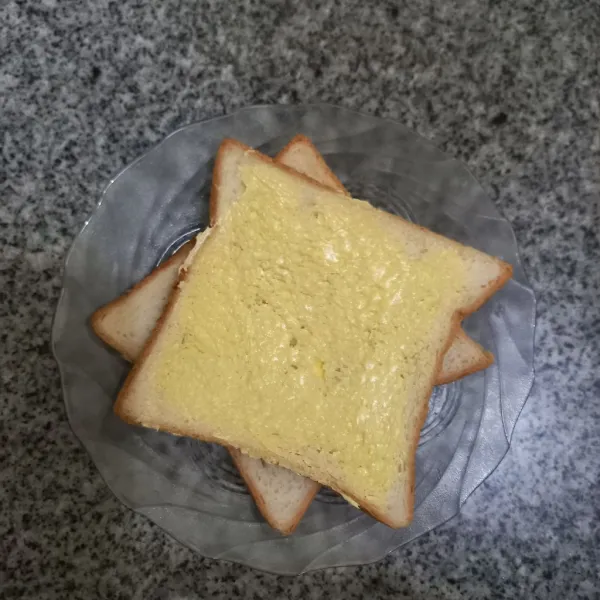 Olesi roti dengan margarin secukupnya.