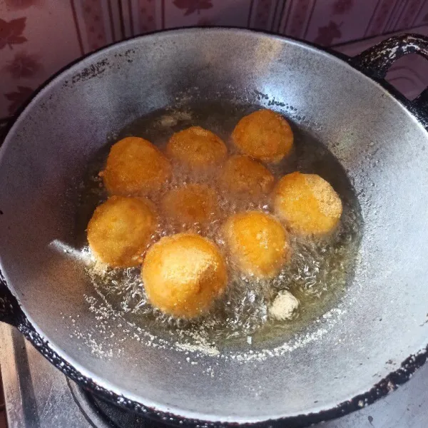 Panaskan minyak goreng secukupnya kemudian masukkan bola-bola macaroni, goreng hingga matang.
