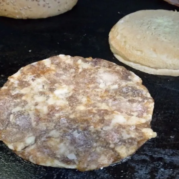 Pangang patty selama 15 menit.