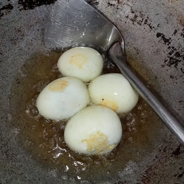 Goreng telur rebus hingga sedikit berkulit, tiriskan.