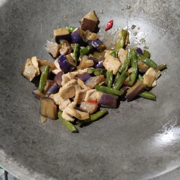 Aduk hingga tercampur rata dan bumbu meresap. Tes rasa.