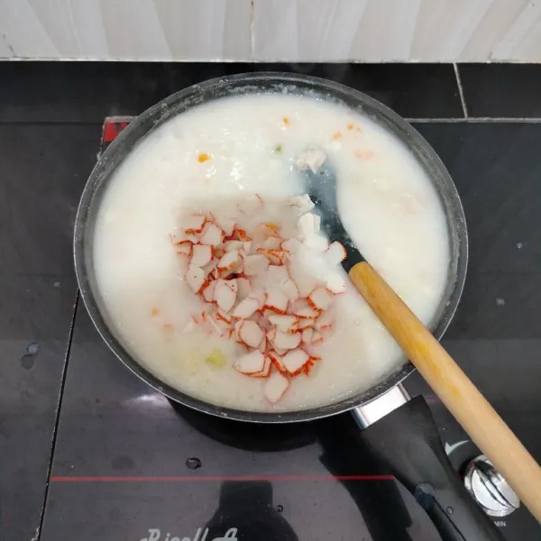 Setelah itu masukkan ayam rebus dan crab stik. Aduk rata.