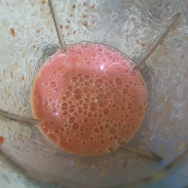 Blender jus tomat dan air, sisihkan.