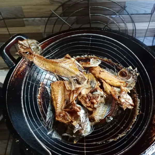 Goreng ikan asin sampai matang. Angkat dan tiriskan.