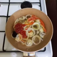 Tambahkan air, garam, gula pasir, saus pedas, saus tomat dan saus tiram.