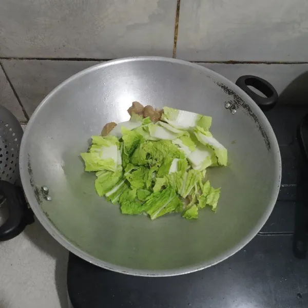 Setelah bakso dan buncis matang, masukan sawi. Masak sampai sawi layu. Sajikan.