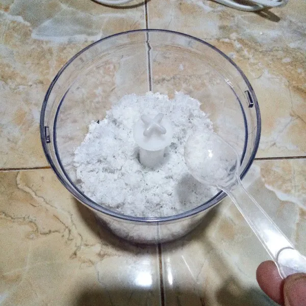 Masukkan kelapa ke dalam blender. Tambahkan garam.