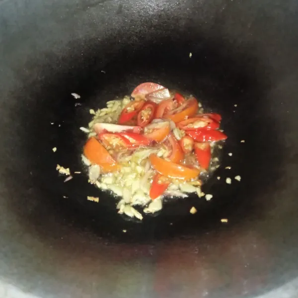 Masukkan cabai dan tomat, aduk-aduk sebentar sampai sedikit layu.