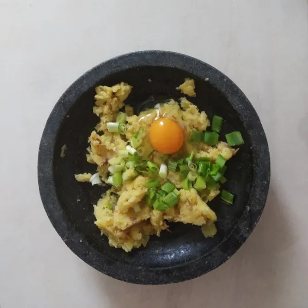Masukkan telur ayam dan daun bawang.