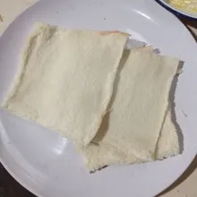 Gilas roti tawar sampai tipis.