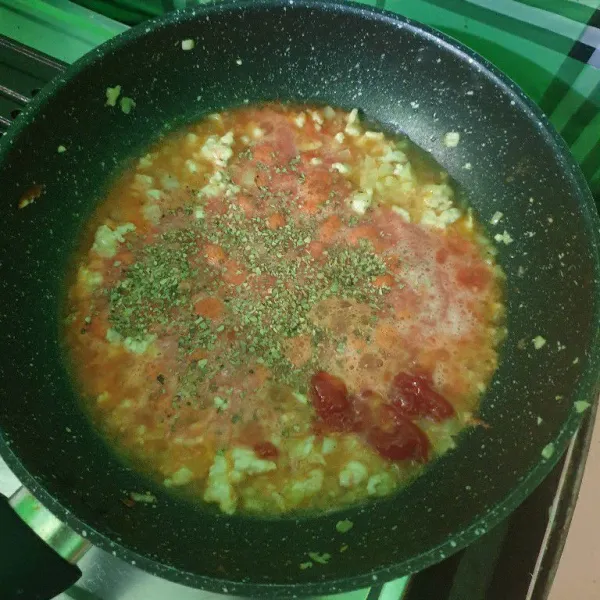 Masukkan pasta tomat, saos tonat dan oregano aduk rata. masak sampai mengental.