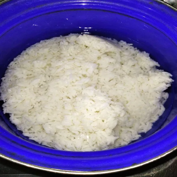 Masukkan nasi dan 500 ml air.