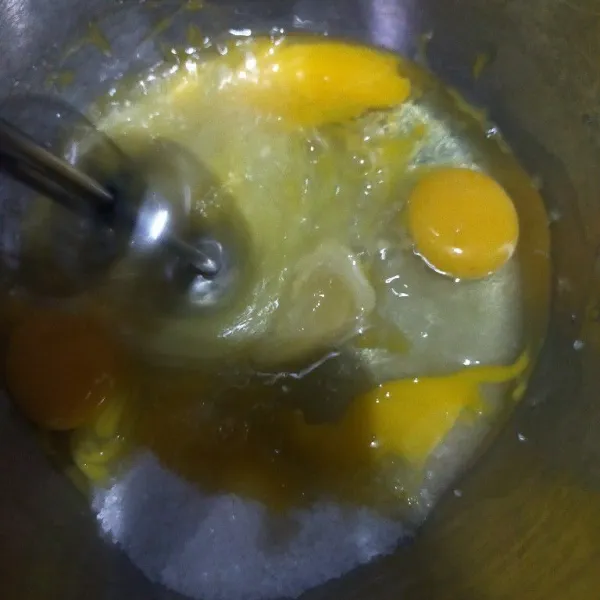 Kocok atau mixer telur, gula pasir dan emulsifier sampe kental berjejak.