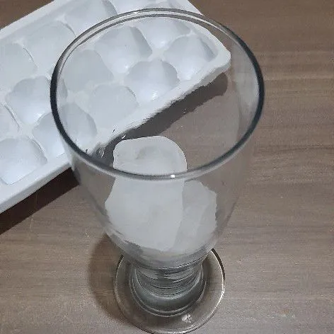 Sipkan gelas saji lalu masukkan es batu.