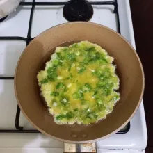 Dadar telur hingga matang, tiriskan.