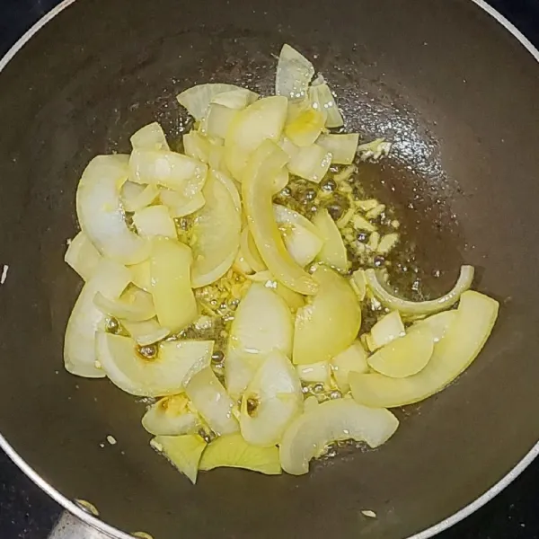 Cairkan mentega, tumis bawang putih dan bawang bombay hingga harum.