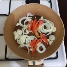 Tumis irisan bawang putih dan bawang bombay hingga harum, masukan irisan tomat, aduk rata.