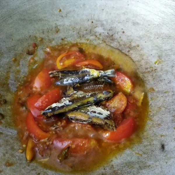 Masukan ikan asin. Aduk dan masak dengan api kecil sampai bumbu meresap. Jangan lupa koreksi rasa.
