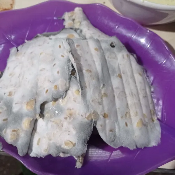 Kupas tempe dari bungkusnya, sisihkan.