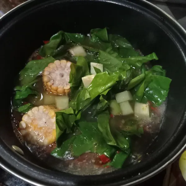 Masukkan semua bahan sayur asem kecuali kacang panjang, aduk rata dan masak setengah matang.