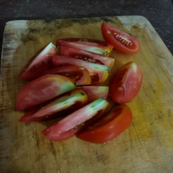 Siapkan tomat yang sudah diiris.