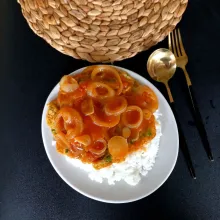 Siapkan nasi, tata telur dadar saus asam manis di atasnya.