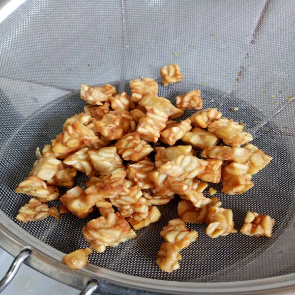 Goreng tempe hingga matang tiriskan.