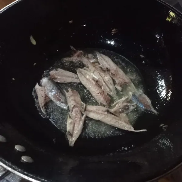 Goreng ikan keranjang sampai kering, tiriskan.