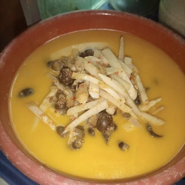 Setelah 30 menit, masakan harus cepat diangkat agar liling/tutut mudah dikeluarkan, jika didiamkan didalam wajan maka akan sulit di keluarkan nanti. Gulai liling/tutut rebung asam siap disajikan