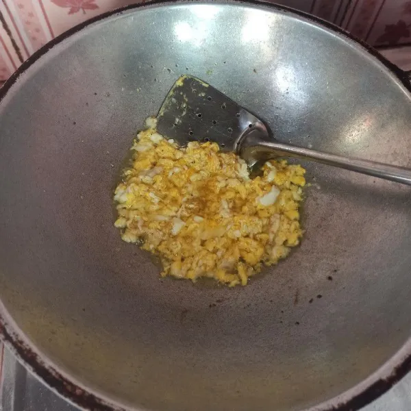 Panaskan minyak goreng secukupnya, masukkan telur kemudian goreng orak-arik hingga matang.
