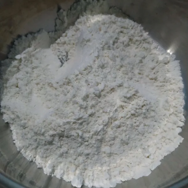 Campur tepung terigu, bawang putih bubuk, garam dan penyedap. Aduk rata.
