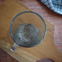 Tuang kopi ke dalam gelas.