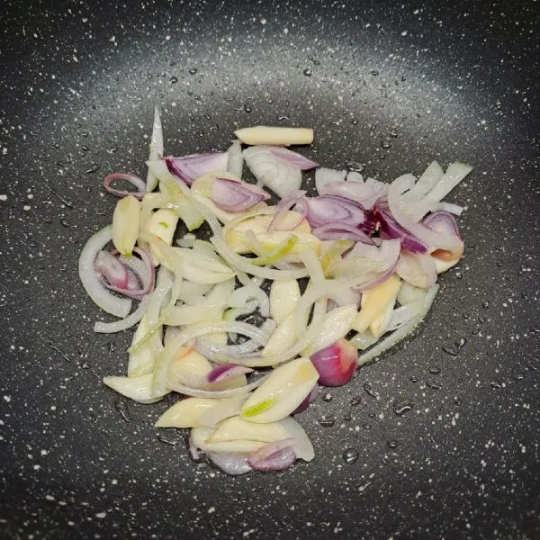 Tumis irisan bawang merah, bawang putih dan bawang bombay dengan sedikit minyak goreng sampai layu dan harum.