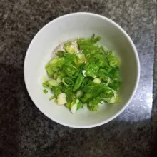 Kocok lepas telur ayam bersama garam, kaldu jamur, merica bubuk dan irisan daun bawang.