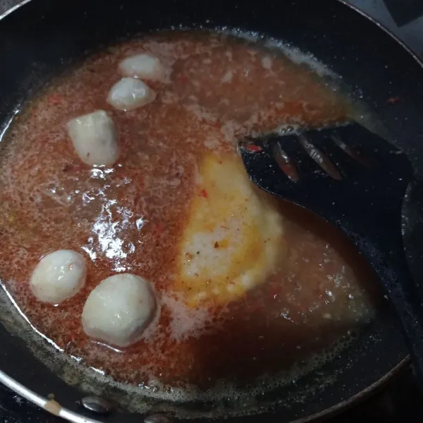 Masukkan baso aci, masak sampai matang.