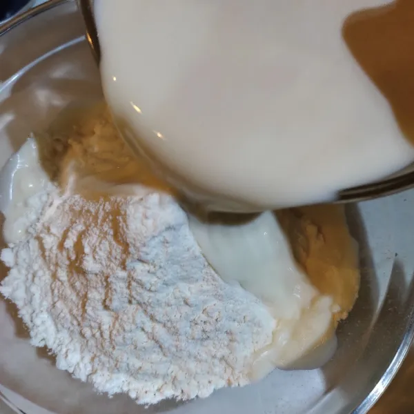 Dalam mangkok lain, campur tepung terigu dan garam. Tuangkan campuran susu ke dalam tepung terigu, masukkan butter, aduk rata menggunakan whisk/sendok.