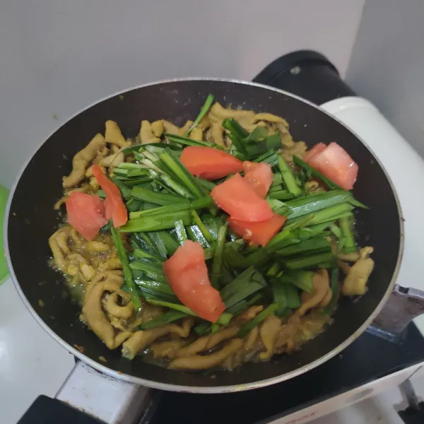 Masukkan kucai dan potongan tomat, aduk merata. Sajikan.