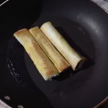Panaskan margarin lalu panggang gulungan roti tawar sampai semua sisi matang.