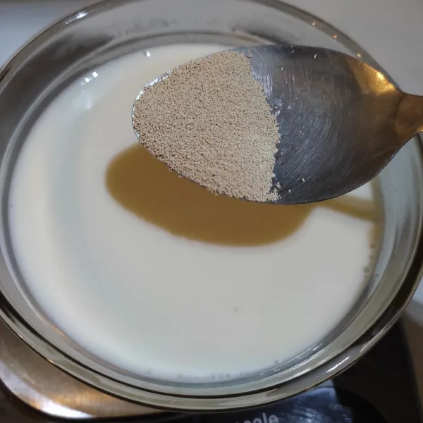 Campur gula pasir, susu cair dan ragi instant, aduk rata. Diamkan 10 menit sampai berbuih.