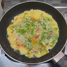 Dadar telur sampai matang di kedua sisi. Angkat dan sajikan.