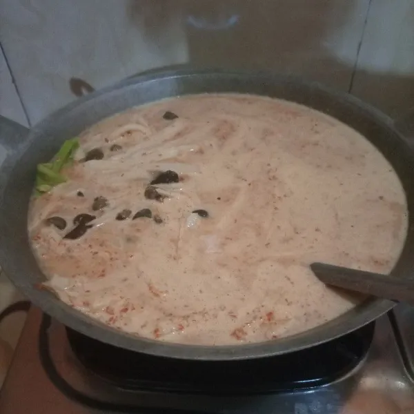 Setelah santan mendidih, masukan rebung asam dan liling/tutut kedalamannya. Jangan lupa diaduk agar masaknya merata.
