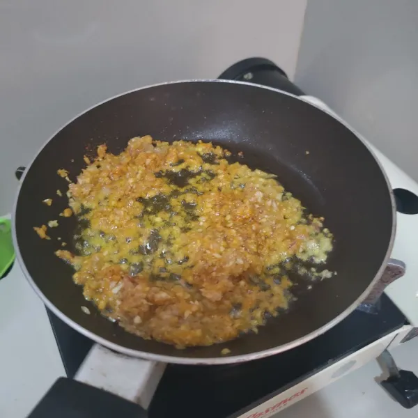 Haluskan bumbu halus, oseng hingga wangi dan tidak langu.