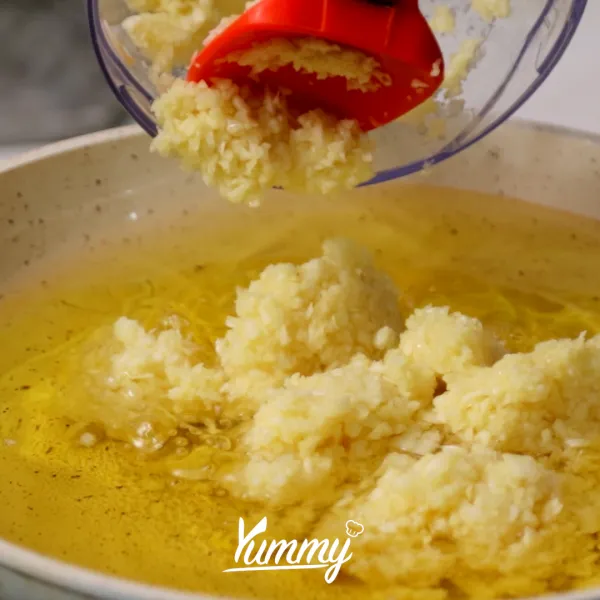 Masukkan bawang putih cincang, goreng sebentar.