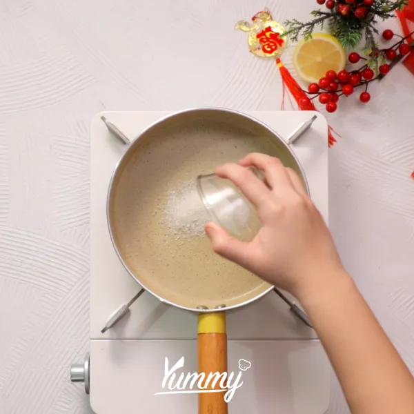 Masukkan gula, madu, air lemon, air, kaldu ayam, dan larutan telung maizena. Aduk dan tunggu hingga mendidih. Sajikan