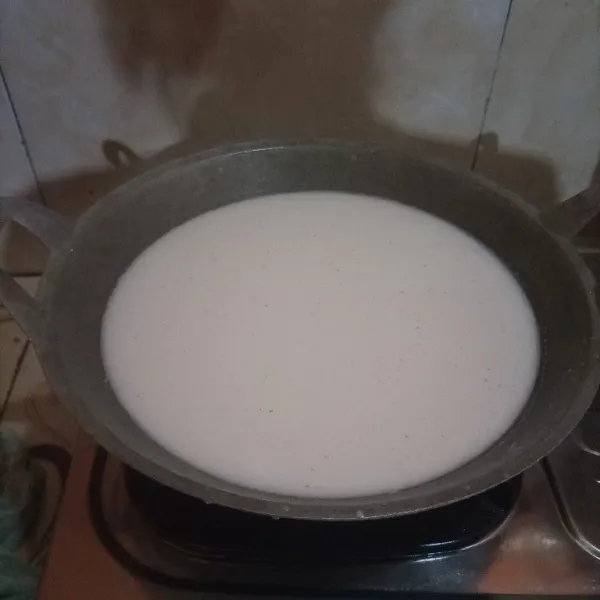 Siapkan santan didalam wajan kemudian masukan bumbu seperti cabai, garam, bumbu gulai/kuning, serai, bumbu penyedap serta serai sebelum menyalakan api kompor.