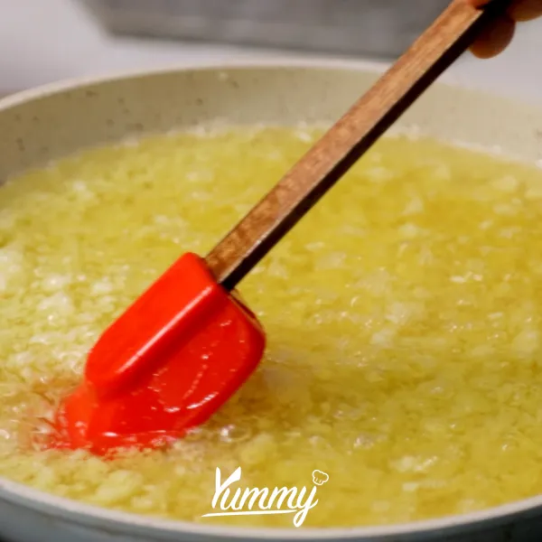 Saat bawang sudah mulai sedikit berwarna kuning, matikan api dan terus aduk dengan spatula dan tunggu hingga dingin.