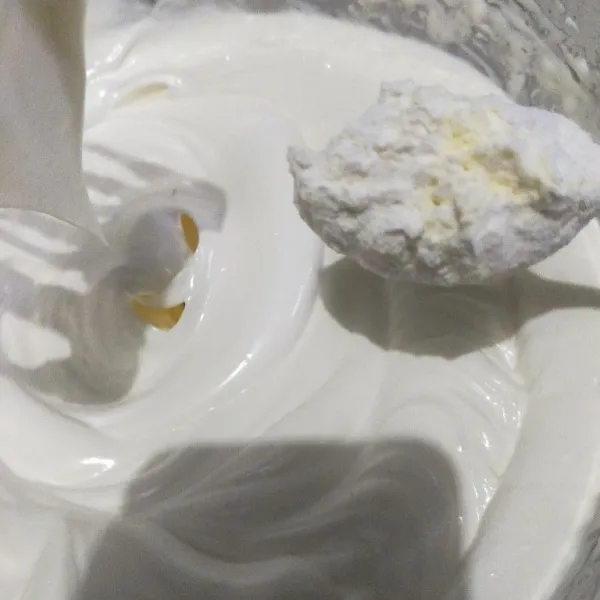 Masukkan campuran tepung terigu, vanilli bubuk dan susu bubuk.